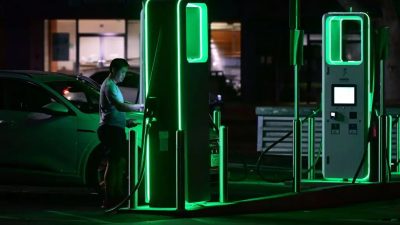 Водитель заряжает свой электромобиль на зарядной станции в Монтерей-Парке, Калифорния, 31 августа 2022 года. (Frederic J. Brown/AFP via Getty Images)