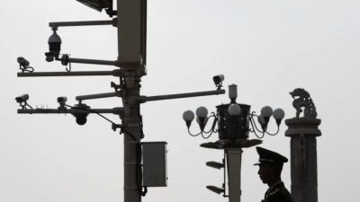 Китайский полицейский стоит на страже на площади Тяньаньмэнь в Пекине 8 апреля 2019 года. (STR/AFP via Getty Images)