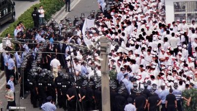 Около 2000 рабочих вступают в столкновения с полицией во время забастовки у завода KOK Machinery, финансируемого Тайванем, в Куньшане, восточная китайская провинция Цзянсу, 7 июня. (AFP/Getty Images)

