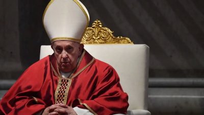 Папа Франциск возглавит мессу Страстей Господних в Страстную пятницу в базилике Святого Петра в Ватикане 7 апреля 2023 года в рамках празднования Страстной недели. (Tiziana Fabi/AFP via Getty Images)