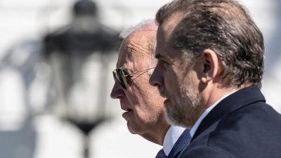 Президент Джо Байден и его сын Хантер Байден посещают ежегодный пасхальный банкет на южной лужайке Белого дома в Вашингтоне 10 апреля 2023 года. (Drew Angerer/Getty Images)
