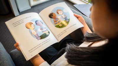 Детские книги с утверждением трансгендерности в Ирвине, Калифорния, 30 августа 2022 года. (John Fredricks/The Epoch Times)
