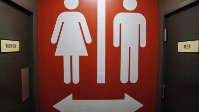 Табличка указывает, что мужчины должны пользоваться мужским туалетом, а женщины — женским, на одном из предприятий в Чаттануге, штат Теннесси, 13 января 2023 года. (Jackson Elliott/The Epoch Times)