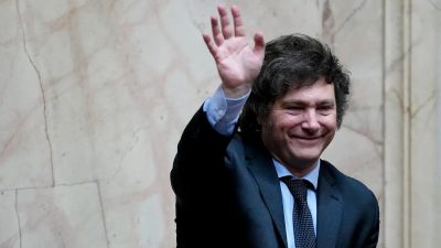 Избранный президент Хавьер Милей машет рукой во время совместного заседания Конгресса, чтобы официально объявить его и его вице-президента победителями второго тура президентских выборов в Буэнос-Айресе, Аргентина, 29 ноября 2023 года. (Natacha Pisarenko/AP Photo)