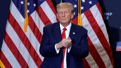Бывший президент и кандидат в президенты 2024 года Дональд Трамп жестикулирует в конце предвыборного мероприятия в Ватерлоо, штат Айова, 19 декабря 2023 года. (Kamil Krzaczynski/AFP via Getty Images)
