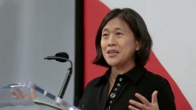 Торговый представитель США Кэтрин Тай беседует с представителями СМИ после экскурсии по заводу по производству кремниевых пластин, расширяемому южнокорейским производителем полупроводников SK Siltron CSS, в Бэй-Сити, штат Мичиган, 16 марта 2022 года. (Rebecca Cook/Reuters)
