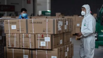 Сотрудники и волонтёры передают медицинские принадлежности на складе в Ухане, 4 февраля 2020 года. (AFP via Getty Images)