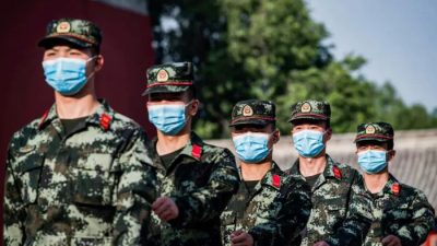 Солдаты Народно-освободительной армии Китая маршируют рядом со входом в Запретный город в Пекине 22 мая 2020 года. (Nicolas Asfouri/AFP via Getty Images)
