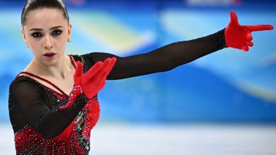 Фото: Россиянка Камила Валиева с произвольной программой в женском одиночном катании на зимних Олимпийских играх 2022 года в Пекине, 17 февраля 2022 года. (ANNE-CHRISTINE POUJOULAT/AFP via Getty Images) 

