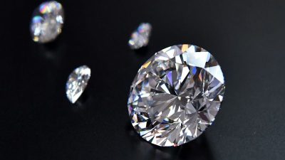 Фото: Главный бриллиант круглой огранки весом 51,38 карата из коллекции бриллиантов «Династия» российской алмазодобывающей компании «Алроса» в Москве, 3 августа 2017 года. (Yuri Kadobnov/AFP via Getty Images) 
