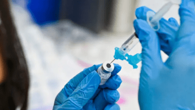 Медицинский работник наполняет шприц вакциной против вируса COVID-19 компании Pfizer. (Robyn Beck/AFP via Getty Images)