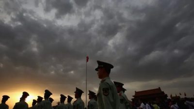 Военизированные полицейские патрулируют площадь Тяньаньмэнь за пределами Запретного города в Пекине, 18 мая 2011 г. (Feng Li/Getty Images)

