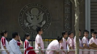 Китайские студенты ждут у посольства США собеседования для подачи заявления на визу в Пекине. (Alexander F. Yuan/AP Photo)