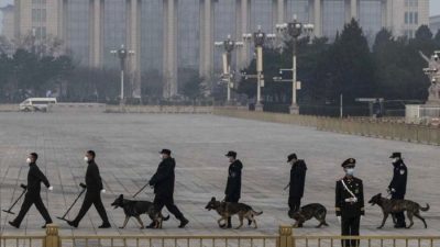Сотрудники полиции с собаками патрулируют площадь Тяньаньмэнь в Пекине, Китай, 10 марта 2022 года. (Kevin Frayer/Getty Images)

