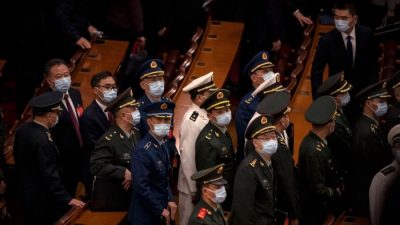 Китайские военные делегаты покидают заключительное заседание XX Всекитайского съезда Коммунистической партии Китая в Большом народном зале в Пекине 22 октября 2022 года. (Kevin Frayer/Getty Images)