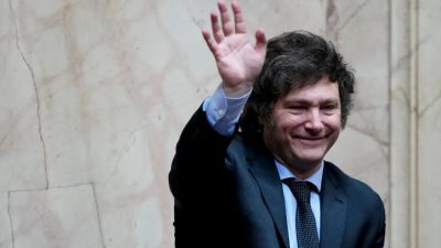 Избранный президент Хавьер Милей машет рукой во время совместного заседания Конгресса, чтобы официально объявить его победителем второго тура президентских выборов в Буэнос-Айресе, Аргентина, 29 ноября 2023 года. (Natacha Pisarenko/AP Photo)
