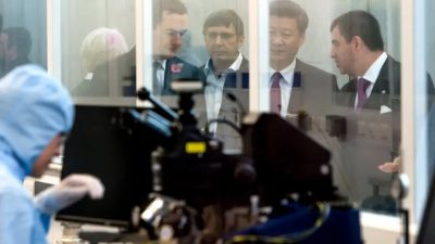 Министр финансов Великобритании Джордж Осборн (слева) и лидер Китая Си Цзиньпин (2-й справа) посещают Национальный институт графена при Манчестерском университете в Манчестере, северо-запад Англии, 23 октября 2015 года. (Richard Stonehouse/AFP via Getty Images)
