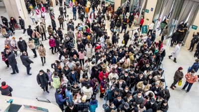 Люди в Первой дочерней больнице Чжэнчжоуского университета, крупнейшей больнице страны по количеству коек, в Чжэнчжоу, провинция Хэнань, Китай, 30 января 2023 года. (VCG/VCG via Getty Images)