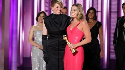 На этом изображении, опубликованном CBS, показаны сорежиссер Грета Гервиг (слева) и актриса Марго Робби, принимающие награду за лучшее кинематографическое и кассовое достижение за фильм «Барби» во время 81-й ежегодной премии «Золотой глобус» в Беверли-Хиллз, Калифорния, 1 января. 7 ноября 2024 г. . (Sonja Flemming/CBS via AP)