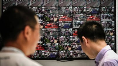 Камеры видеонаблюдения на Всемирной конференции по искусственному интеллекту в Шанхае, Китай, 6 июля 2023 года. (Wang Zhao/AFP via Getty Images)
