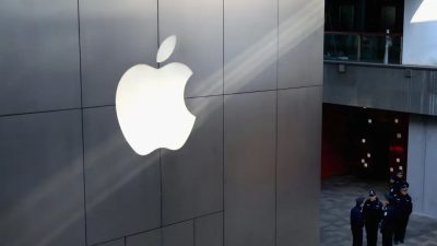 13 января 2012 года сотрудники полиции оцепили территорию возле флагманского магазина Apple в Пекине. (Feng Li/Getty Images)
