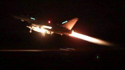 Самолёт RAF Typhoon взлетает, чтобы присоединиться к возглавляемой США коалиции королевских ВВС Акротири для нанесения авиаударов по военным объектам в Йемене, нацеленных на поддерживаемое Ираном ополчение хуситов, которое нападает на международные суда в Красном море, на Кипре 12 января 2024 года. (UK MOD/Handout via Reuters)