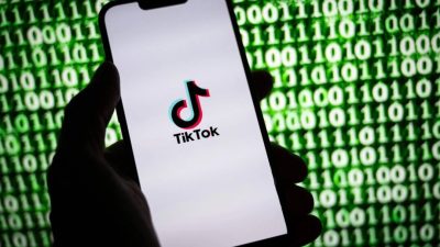 Логотип TikTok на смартфоне в Мюлузе, восточная Франция, 30 октября 2023 года. (Sebastien Bozon/AFP via Getty Images)
