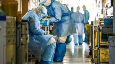 Медицинский персонал в изоляторе Уханьской больницы Красного Креста в Ухане, центральная китайская провинция Хубэй, 16 февраля 2020 года. (AFP via Getty Images)
