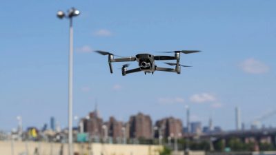 Новый дрон DJI Mavic Zoom взлетает во время презентации продукта на Бруклинской военно-морской верфи в Нью-Йорке 23 августа 2018 года. (Drew Angerer/Getty Images)
