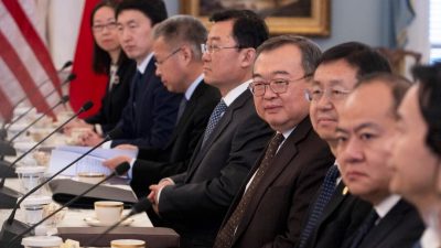 Министр международных связей Китая Лю Цзяньчао (4-й вице-президент) встречается с госсекретарём США Энтони Блинкеном в Государственном департаменте в Вашингтоне, округ Колумбия, 12 января 2024 года. (Roberto Schmidt/AFP)
