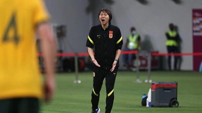Главный тренер сборной Китая по футболу Ли Тай на матче между Австралией и Китаем в рамках азиатской квалификации чемпионата мира по футболу 2022 года в Катаре в Дохе 2 сентября 2021 года. (Karim Jaafar/AFP)