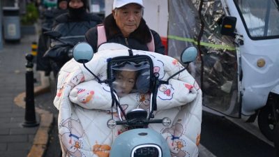 Возвращение из школы, Пекин, 22 ноября 2023 года. (Wang Zhao / AFP via Getty Images)