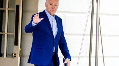Президент Джо Байден покидает Белый дом, чтобы подняться на борт Marine One на Южной лужайке 27 января 2024 года. (Tasos Katopodis/Getty Images)
