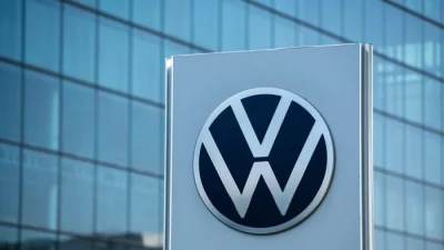 Логотип немецкого автопроизводителя Volkswagen на заводе Die Gläserne Manufaktur в Дрездене, восточная Германия, 11 сентября 2020 года. (Jens Schlueter/AFP via Getty Images)

