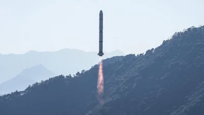 Ракета Long March-2C со спутником-зондом «Эйнштейн» стартует с космодрома Сичан в городе Сичан, на юго-западе китайской провинции Сычуань, 9 января 2024 года. (STR/AFP via Getty Images)