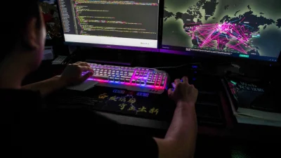 Принс, член хакерской группы Red Hacker Alliance, отказавшийся назвать своё настоящее имя, использует веб-сайт, отслеживающий глобальные кибератаки, на своём компьютере в их офисе в Дунгуане, провинция Гуандун, Китай, 4 августа 2020 года. (Nicolas Asfouri/AFP via Getty Images)
