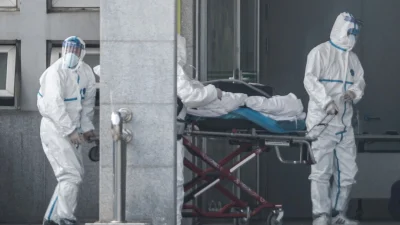 Когда эпидемия в Ухане убивала людей, эксперты преуменьшали опасность заболевания