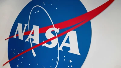Логотип НАСА на выставке Центра информации о Земле в штаб-квартире НАСА в Вашингтоне 21 июня 2023 года. (Stefani Reynolds/AFP via Getty Images)