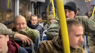 Возвращение пленных бойцов СВО в ходе обмена с Украиной. (Скриншот/Аргументы и факты - AиФ/youtube.com) 
