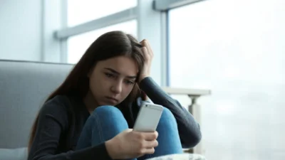 Поощрение ваших детей и укрепление их уверенности может помочь уменьшить социальную тревожность. (Shutterstock)