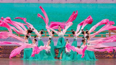 Традиционный китайский танец во время выступления Shen Yun Performing Arts. (Shen Yun Performing Arts)