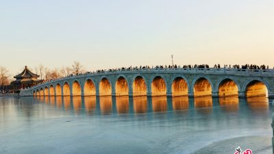 Пекинский парк Ихэюань: завораживающий золотой свет от заходящего солнца в 17 арочных пролётах моста. (Фото: russian.china.org)