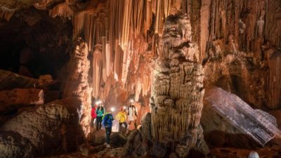 Группа исследователей в пещере Хунг, Вьетнам. (Courtesy of Cao Ky Nhan via Jungle Boss Tours)