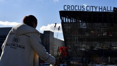 Фото: Стихийный мемориал жертвам теракта в «Крокус Сити Холле»,Красногорск, 25 марта 2024 года. (OLGA MALTSEVA/AFP via Getty Images) 
