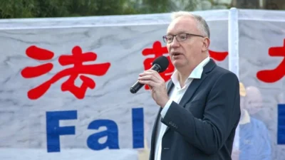 Член парламента от либертарианской партии Дэвид Лимбрик выступает на митинге Фалунь Дафа в Мельбурне, Австралия, 9 июля 2022 года. (Chen Ming/Epoch Times)