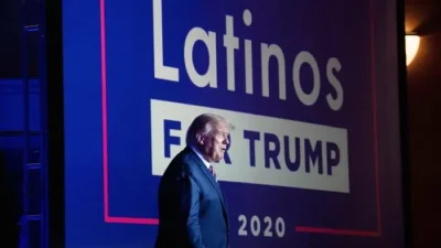 Дональд Трамп прибывает на митинг за круглым столом со сторонниками латиноамериканцев в Arizona Grand Resort and Spa в Финиксе, Аризона, 14 сентября 2020 года. (Brendan Smialowski/AFP via Getty Images)