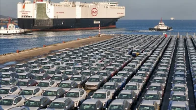 Электромобили на экспорт ожидают погрузки на BYD Explorer № 1, судно, предназначенное для экспорта китайских автомобилей, в порту Яньтай, в провинции Шаньдун на востоке Китая, 10 января 2024 года. (STR/AFP via Getty Images)