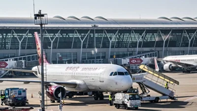 Самолёт авиакомпании Juneyao Air в международном аэропорту Пудун в Шанхае, 12 февраля 2024 года. (Photo by Hector Retamal / AFP)