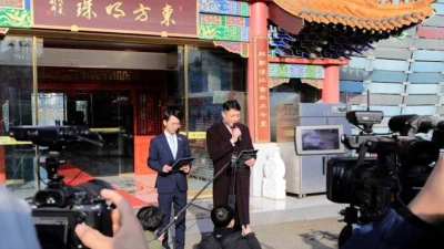 Ван Хайцзюнь, хозяин ресторана Oriental Pearl в Сеуле, читает заявление у входа в ресторан 29 декабря 2022 года. Его ресторан обвиняют в том, что он является базой зарубежного отделения тайной полиции китайской коммунистической партии. (Kim Myung-kuk / The Epoch Times)