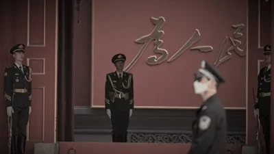 Сотрудники службы безопасности стоят на страже в Чжуннаньхае недалеко от площади Тяньаньмэнь перед ХХ съездом Коммунистической партии Китая в Пекине 13 октября 2022 года. (Photo by Noel Celis/AFP)